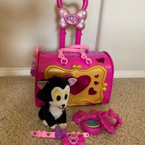 Minnie's Happy Helpers Pet Carrier with Figaro
